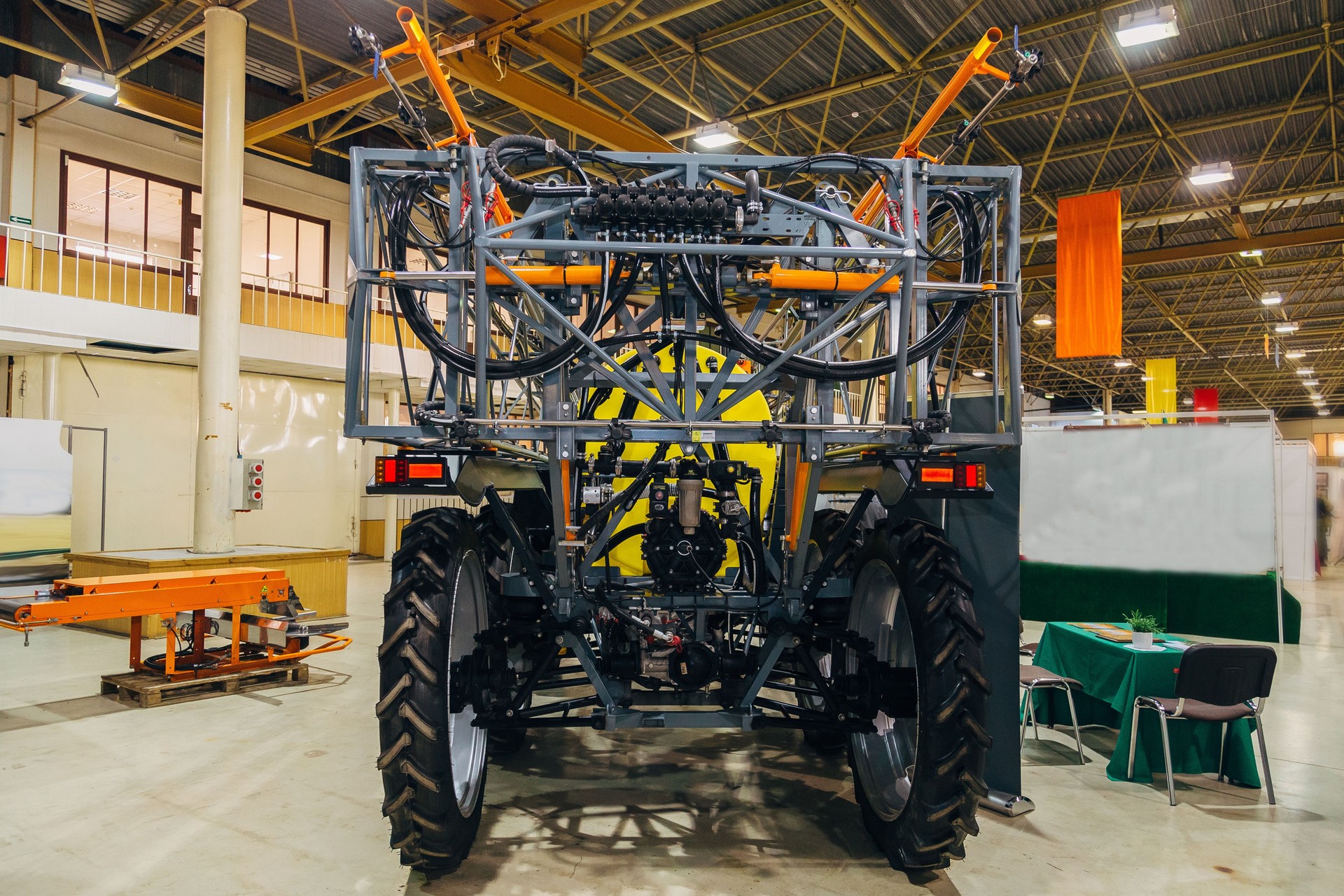 Partes de trabajo del nuevo pulverizador agrícola moderna en almacén