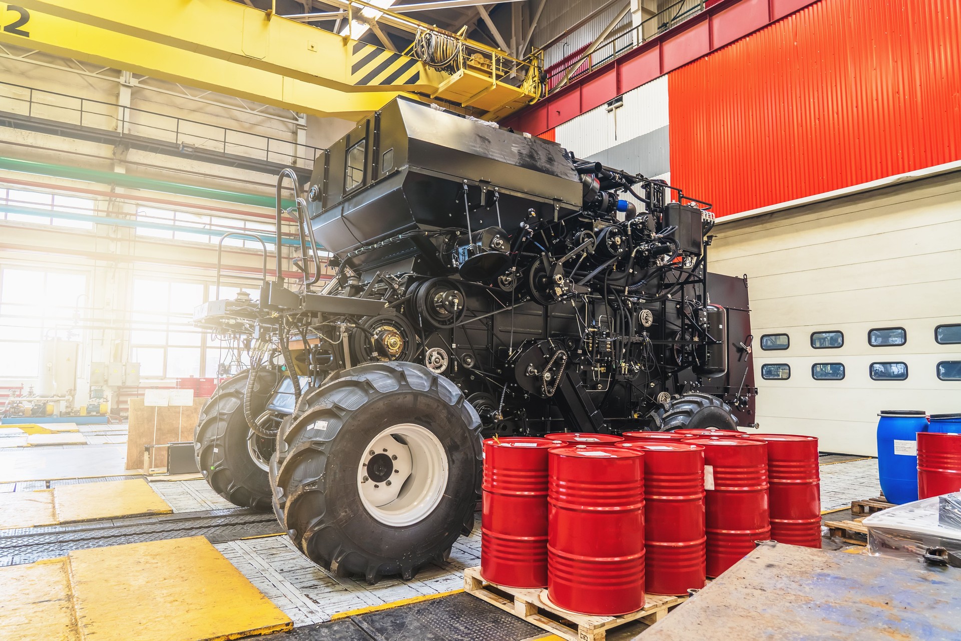 Cosechadora agrícola en proceso de montaje en línea transportadora en fábrica